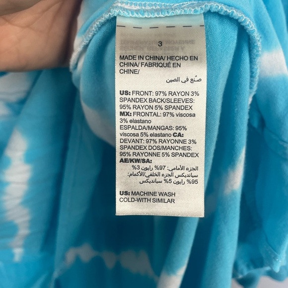 Chicos turquoise tie dye blouse with an a symmetrical hem line. Very stretchy. - Picture 2 of 5